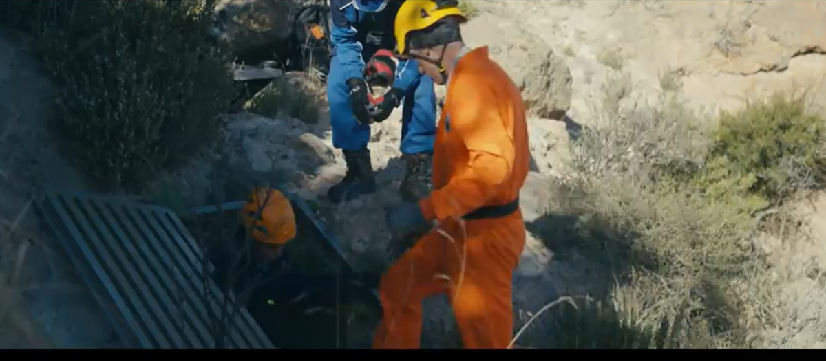 El equipo del Instituto Geológico y Minero de España (IGME) bajando a la Sima del Vapor, una de las cuevas más peligrosas del mundo