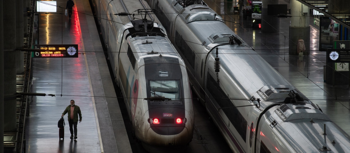 (Foto de ARCHIVO)
Trenes estacionados en la estación Madrid-Puerta de Atocha-Almudena Grandes, a 15 de enero de 2026, en Madrid (España). La estación de Atocha está registrando esta tarde varios retrasos en trenes de alta velocidad de hasta más de una hora, después de que un tren se haya quedado parado en las vías y haya afectado a los sistemas de electrificación de la red.

Fernando Sánchez / Europa Press
15/1/2026