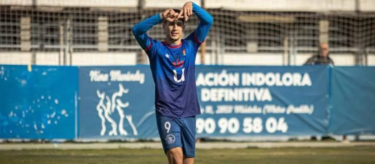 Victor Sánchez celebra un gol con el Móstoles