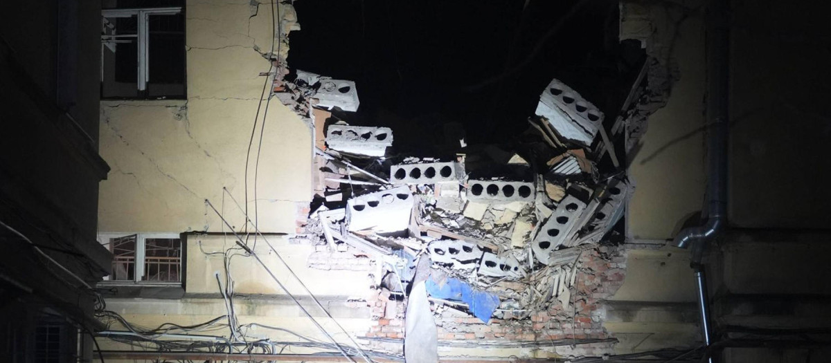 ODESA, 27/01/2026.- Destrozos en un edificio como consecuencia de un ataque ruso con drones sobre la ciudad de Odesa. El ataque ruso con drones de anoche provocó graves daños en una infraestructura de la red eléctrica en la ciudad portuaria de Odesa, situada en el sur de Ucrania y una de las urbes del país más afectadas por los bombardeos rusos de larga distancia durante esta guerra. En total, Rusia lanzó contra Ucrania en su último bombardeo -el de la noche del lunes al martes- 165 drones, de los que 135 pudieron ser interceptados por las defensas ucranianas en varias regiones del este, el centro, el norte y el sur del país. EFE/ Servicios de Emergencias de Ucrania  - SOLO USO EDITORIAL/SOLO DISPONIBLE PARA ILUSTRAR LA NOTICIA QUE ACOMPAÑA (CRÉDITO OBLIGATORIO) -