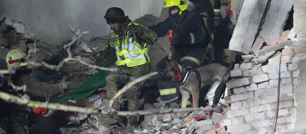 ODESA, 27/01/2026.- Destrozos en un edificio como consecuencia de un ataque ruso con drones sobre la ciudad de Odesa. El ataque ruso con drones de anoche provocó graves daños en una infraestructura de la red eléctrica en la ciudad portuaria de Odesa, situada en el sur de Ucrania y una de las urbes del país más afectadas por los bombardeos rusos de larga distancia durante esta guerra. En total, Rusia lanzó contra Ucrania en su último bombardeo -el de la noche del lunes al martes- 165 drones, de los que 135 pudieron ser interceptados por las defensas ucranianas en varias regiones del este, el centro, el norte y el sur del país. EFE/ Servicios de Emergencias de Ucrania  - SOLO USO EDITORIAL/SOLO DISPONIBLE PARA ILUSTRAR LA NOTICIA QUE ACOMPAÑA (CRÉDITO OBLIGATORIO) -