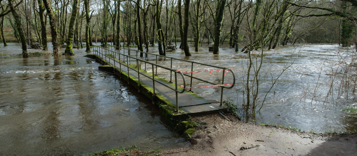 Inundaciones provocadas por el desbordamiento del río Tambre, a 17 de enero de 2023, en Oroso, A Coruña, Galicia (España). La Dirección General de Emergencias e Interior de la Vicepresidencia Segunda de la Xunta ha activado el Plan Especial ante el riesgo de inundación en Galicia (Inungal), en situación de alerta. Según la información recibida mediante los sistemas de control y seguimiento, se han superado los umbrales establecidos y varios ríos presentan un crecimiento significativo de sus caudales, lo que ha provocado el desbordamiento de algunos de ellos.

César Arxina / Europa Press
17 ENERO 2023;INUNDACIÓN;TEMPORAL;INCIDENCIAS;RIESGO;ALERTA;CONTROL;SEGUIMIENTO;XUNTA;RÍOS;TAMBRE;DESBORDAMIENTO
17/1/2023
