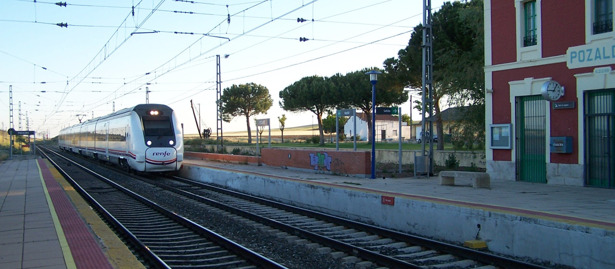 Un tren, a su paso pro la estación de Pozaldez, en Valladolid, en una imagen de archivo