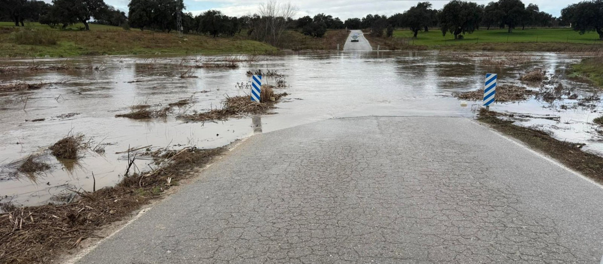 Inundación en la carretera CO-7409 De Villaralto a Dos Torres (Córdoba)