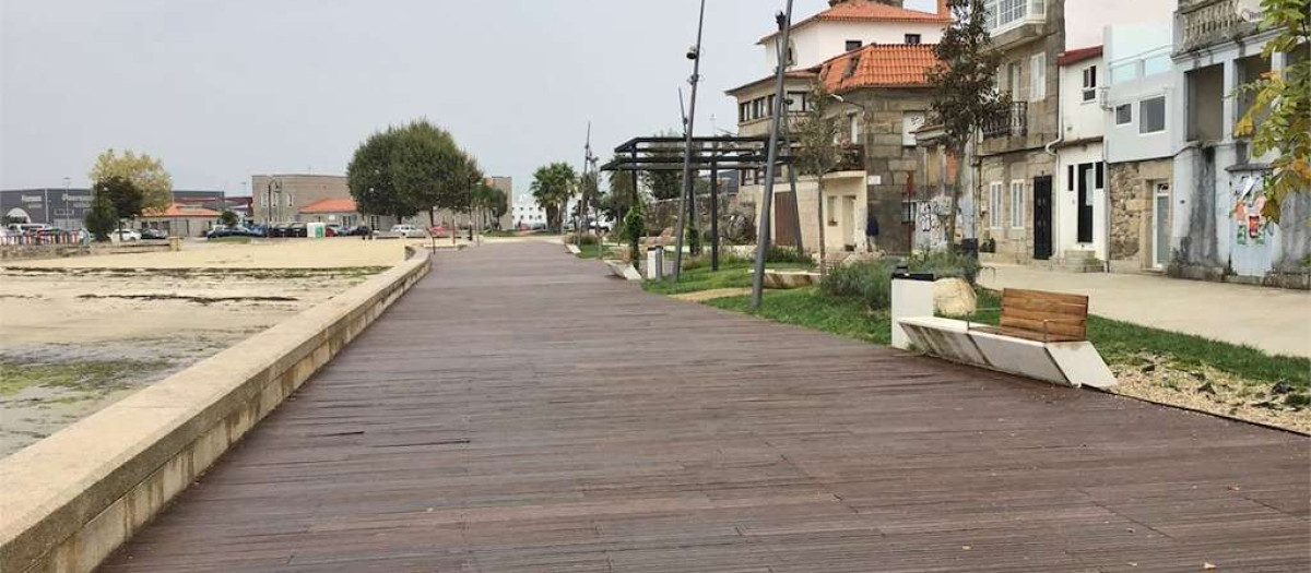 Un desprendimiento de tierra en el paseo de Bouzas deja una mujer herida en Vigo