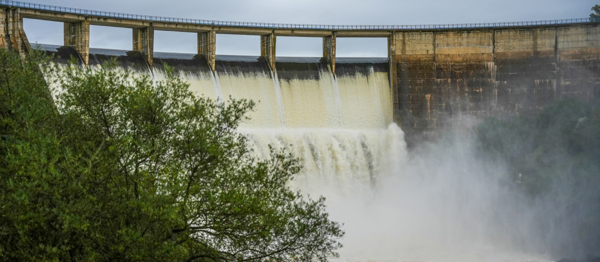 Imágenes del embalse del Gergal, en Sevilla, desembalsando agua