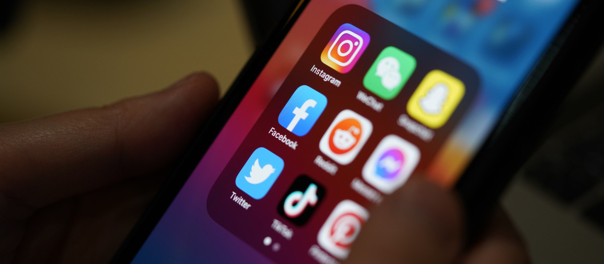 Redes sociales en un teléfono móvi