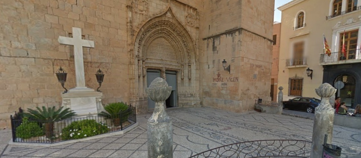 Cruz retirada por la Ley de Memoria Histórica de Callosa de Segura (Alicante) y repuesta este martes en otro emplazamiento