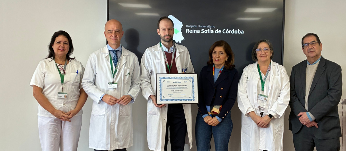 Entrega del certificado al Hospital Reina Sofía (Córdoba)
