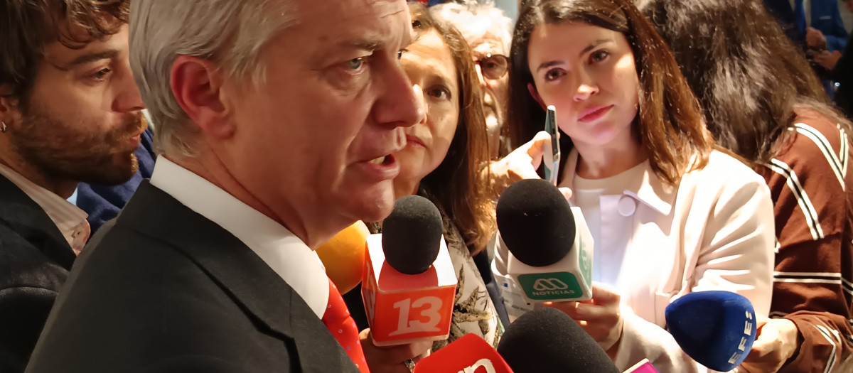 El presidente electo de Chile, José Antonio Kast, atiende a los medios de comunicación