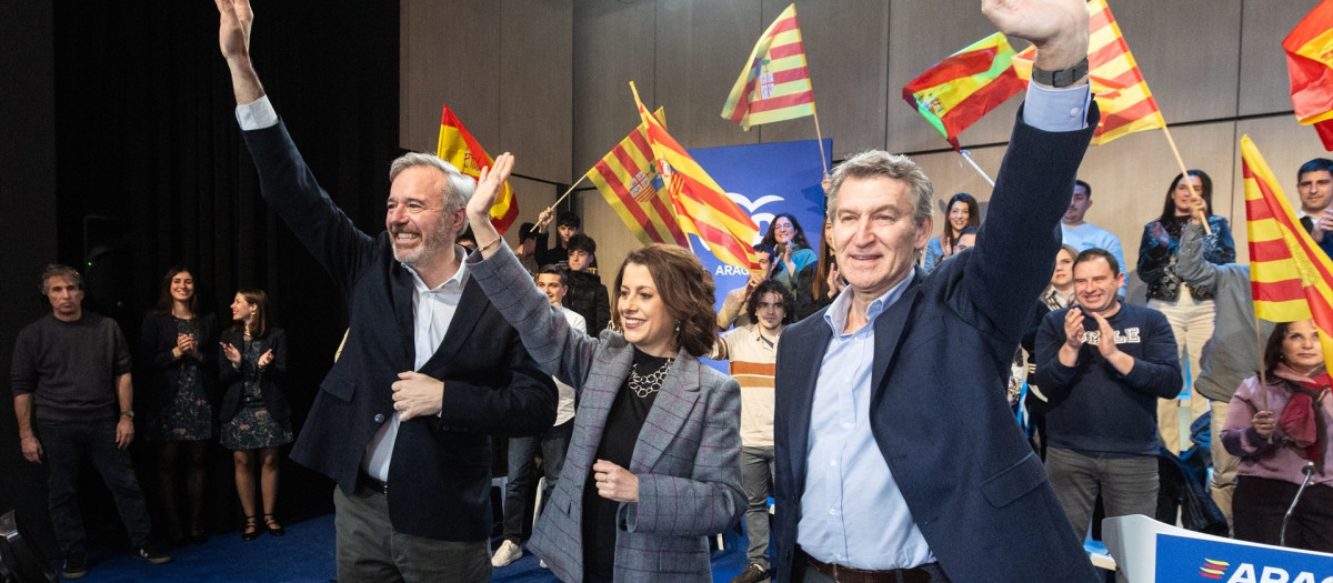 Alberto Núñez Feijóo, el candidato del PP, Jorge Azcón y la alcaldesa de Teruel, Emma Buj
