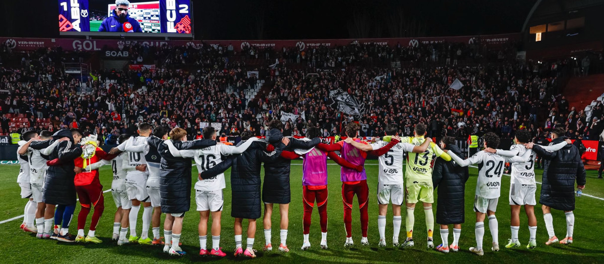 Los jugadores del Albacete agradecen el ánimo de la afición