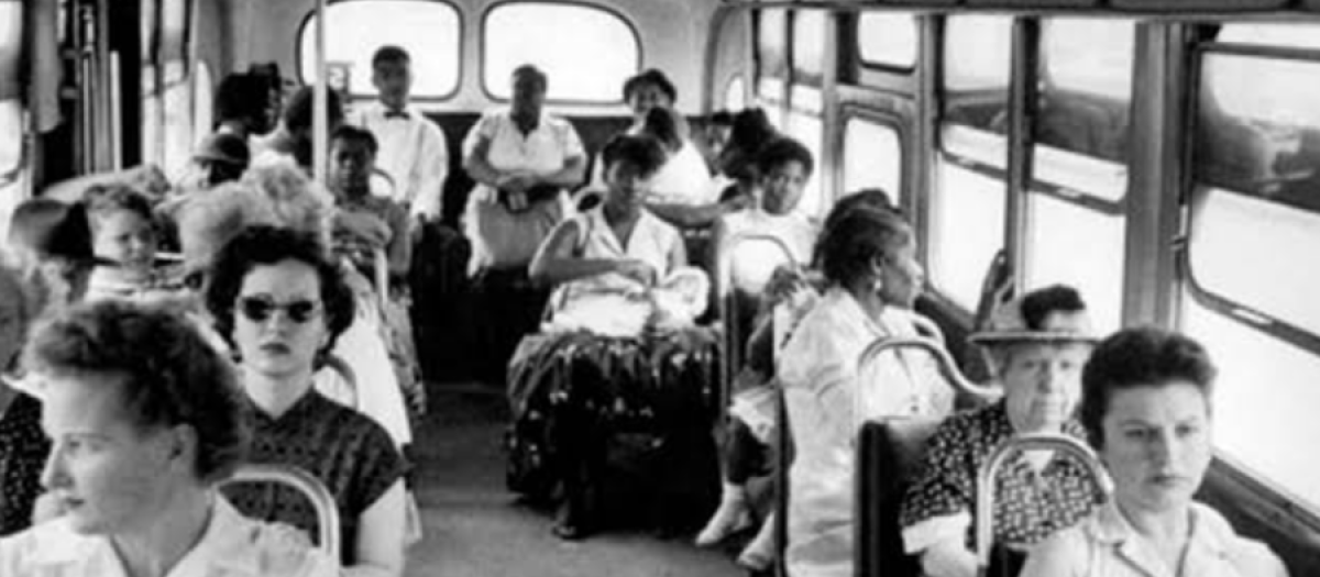La segregación racial en Estados Unidos relegaba a la gente que no era blanca a la última fila de asientos en los autobuses