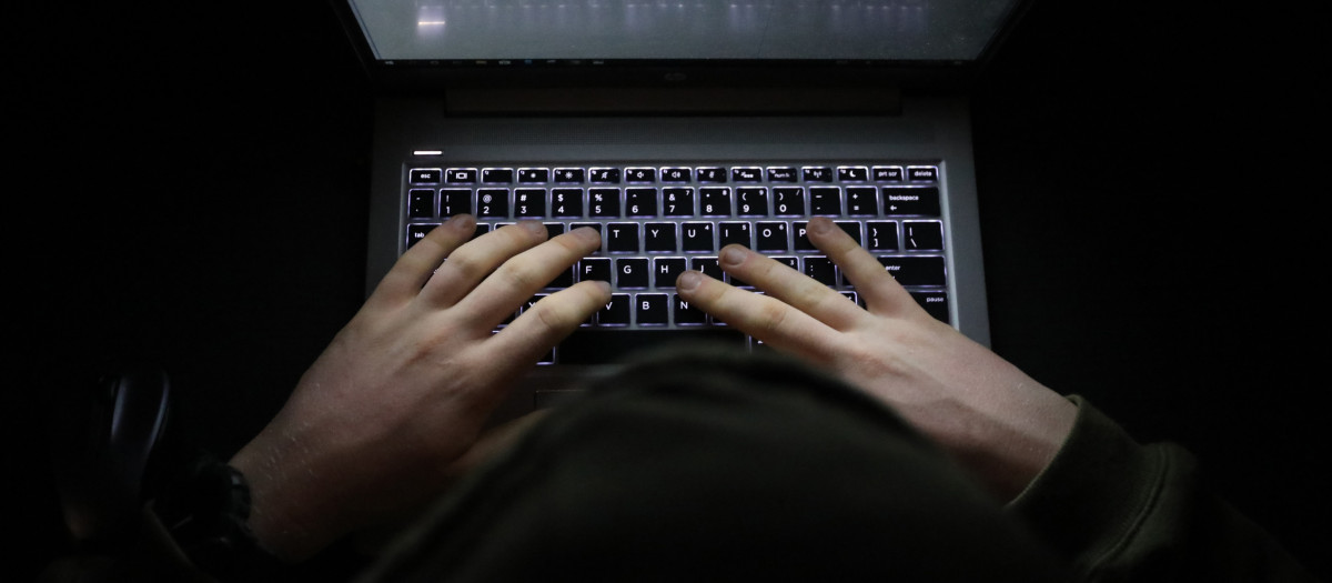 Imagen de recurso de un acosador en redes sociales