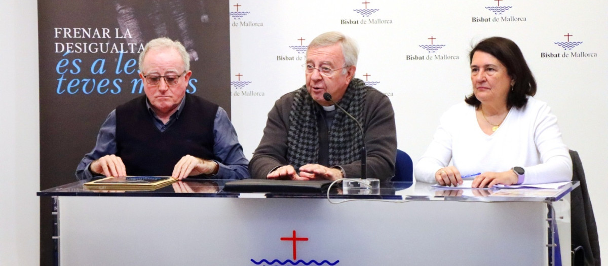 El consiliario diocesano, Antoni Vera; el Obispo de Mallorca, Sebastià Taltavull; y la delegada diocesana de Mans Unides Mallorca, Francisca Artigues, en una imagen de archivo