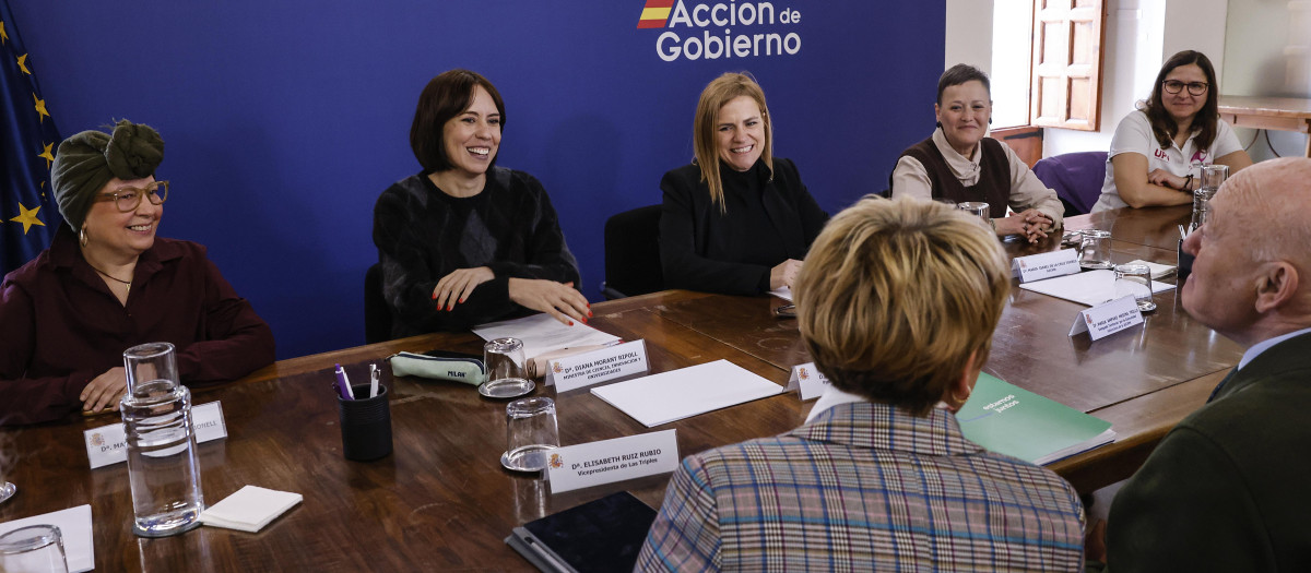 Imagen de Diana Morant junto con Pilar Bernabé en un acto en Delegación del Gobierno.