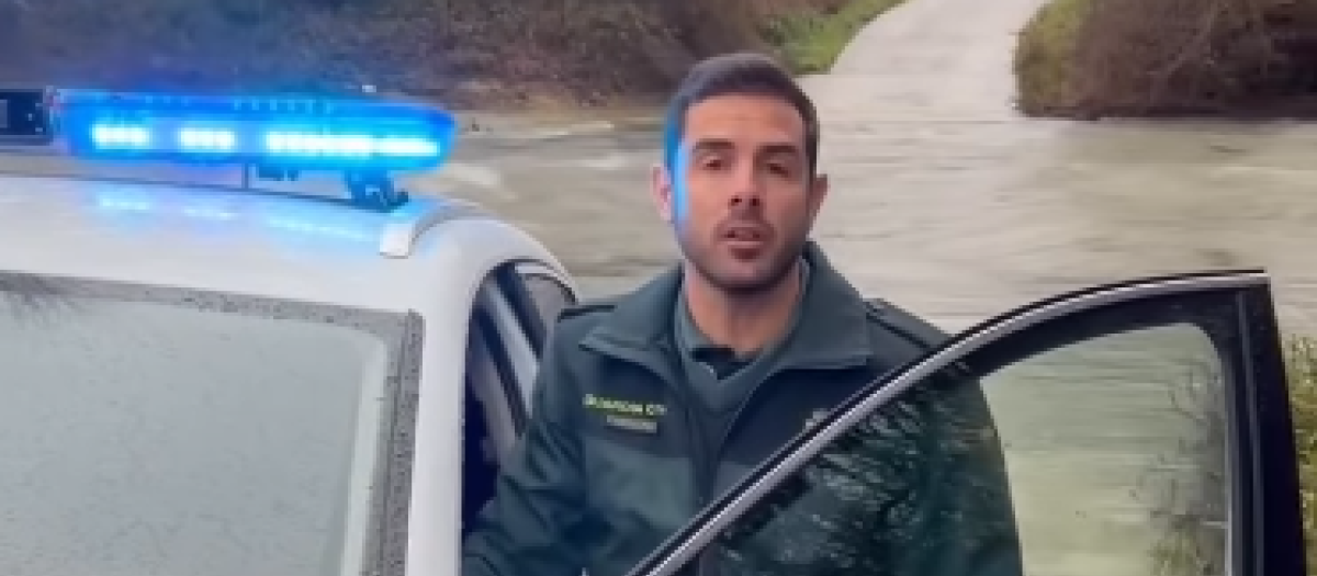 Cruzar un arroyo o una acumulación de agua no es buena idea nunca