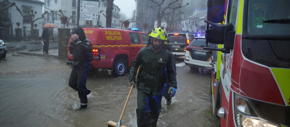 Efectivos de la UME trabajan en labores de achique de agua en el municipio gaditano de Grazalema que se ha visto muy afectado por el paso de la borrasca Leonardo