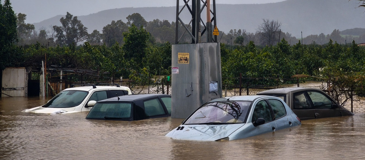 El pueblo San Martín del Tesorillo ha quedado totalmente incomunicado por el desbordamiento del río Guadiaro y el Hozgarganta tras las intensas lluvias provocadas por la borrasca Leonardo