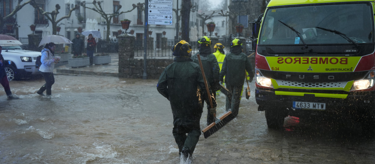 Distintos cuerpos de bomberos trabajan en labores de achique de agua en Grazalema