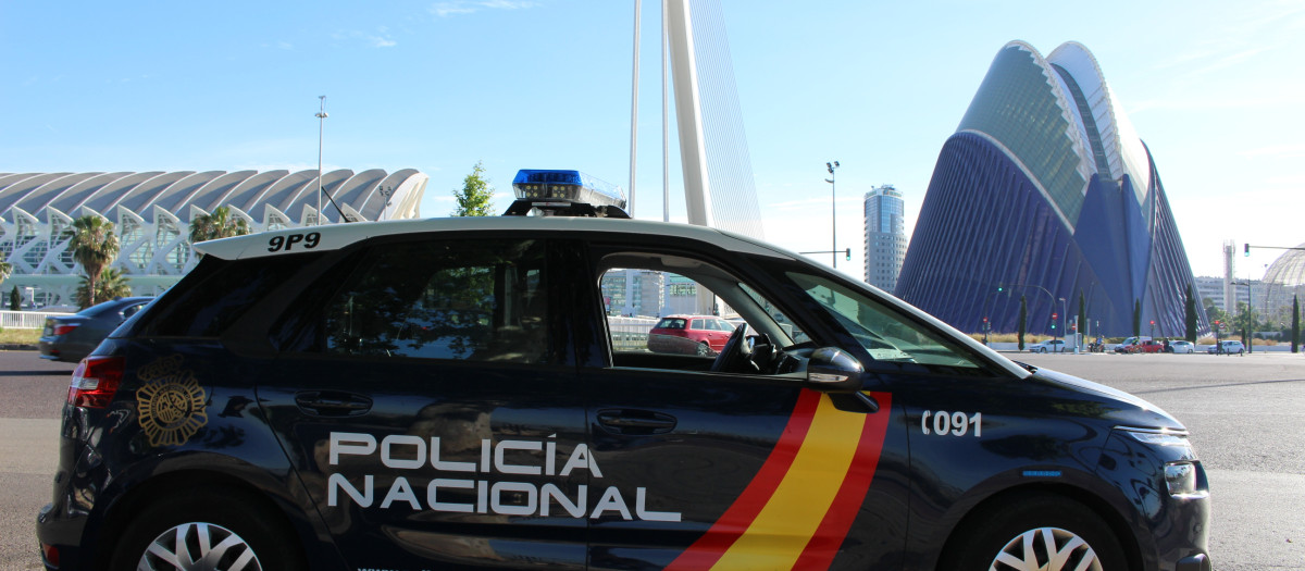 Imagen de archivo de un vehículo de la Policía Nacional en Valencia.