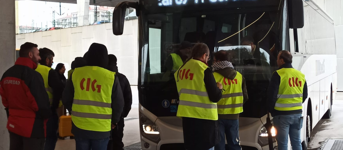 Piquetes impiden salir a un autobús durante la huelga de transporte en la estación intermodal de Santiago

EUROPA PRESS
05/12/2025