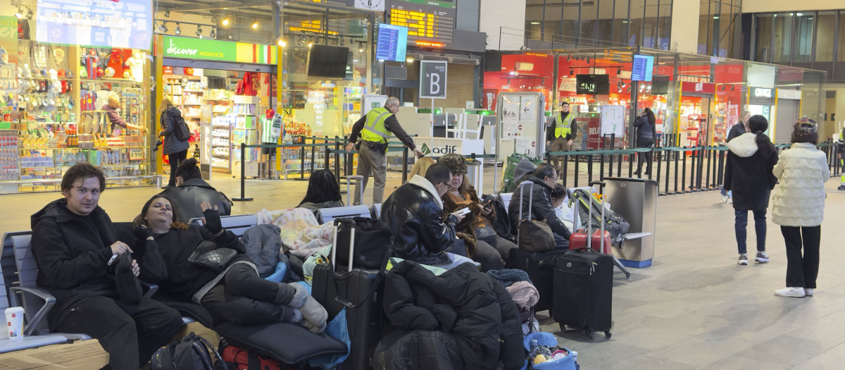 Estación de la estación de Santa Justa en Sevilla, este jueves, tras la cancelación de trenes. La circulación de todos los servicios de cercanías de Sevilla, Cádiz y el C2 de Málaga, así como varios de media distancia y alta velocidad permanece suspendida debido a las lluvias y viento intenso, según ha informado Renfe en un comunicado. EFE/ José Manuel Vidal