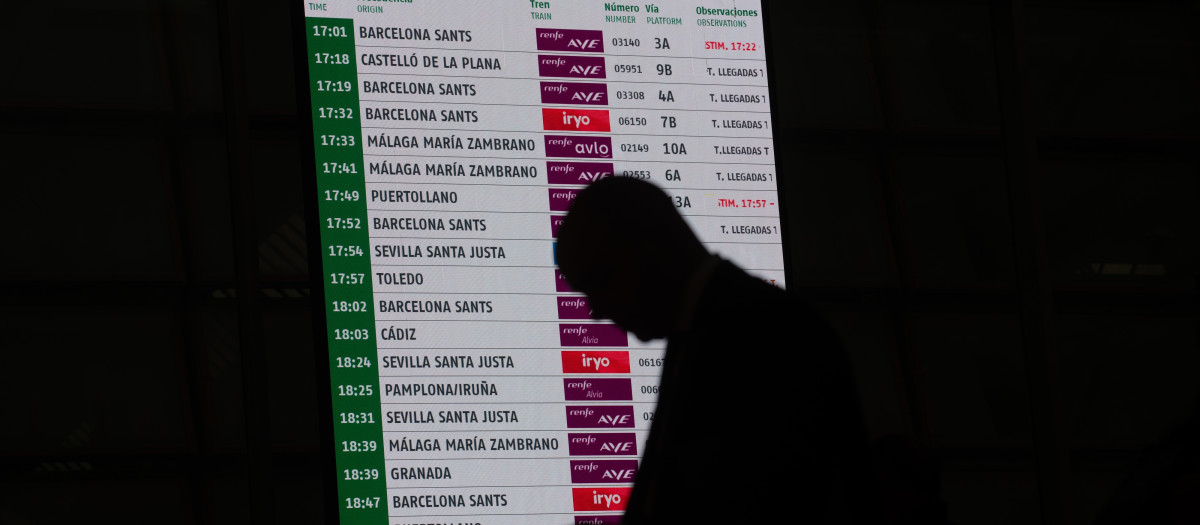 Pantalla en la estación Madrid-Puerta de Atocha-Almudena Grande