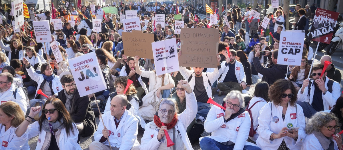 Médicos durante la segunda jornada de huelga en Barcelona