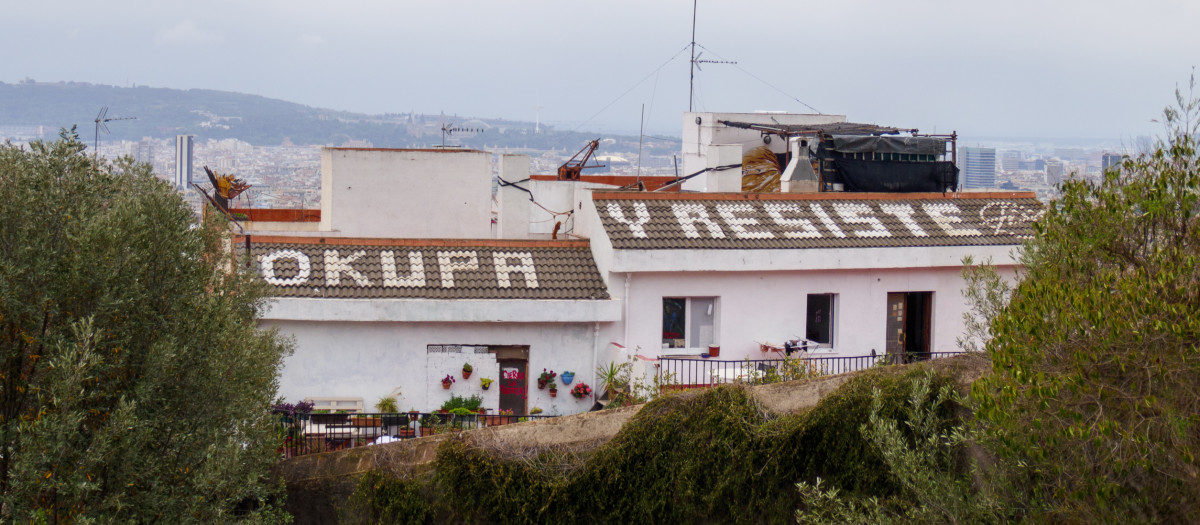 Un grafiti en el tejado de una casa okupada cerca del Parque Güell en Barcelona