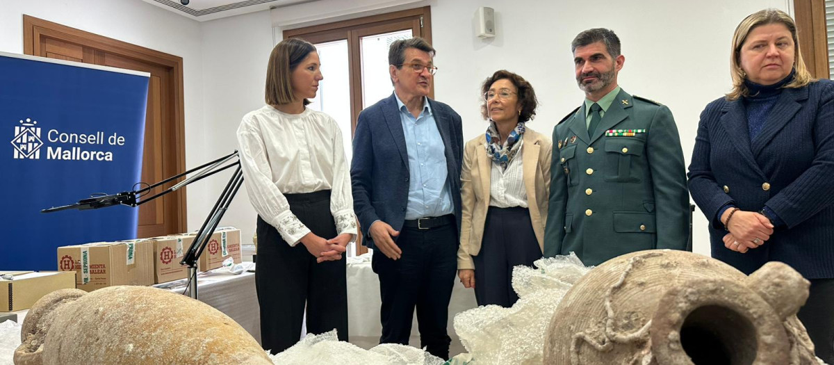 Las autoridades junto al tesoro