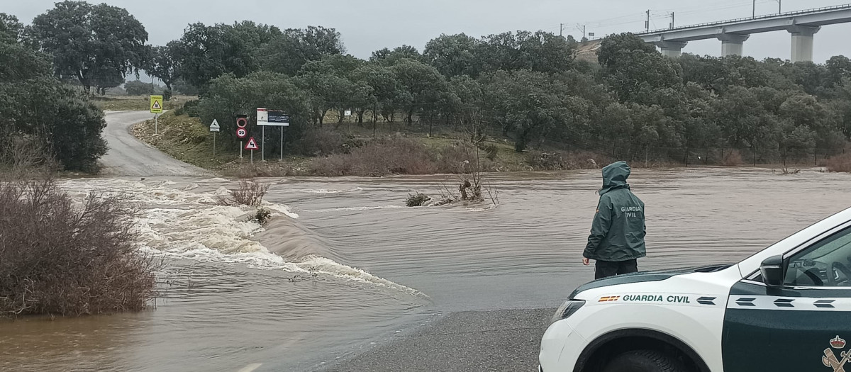 La Guardia Civil corta la carretera de Conquista a Fuencaliente