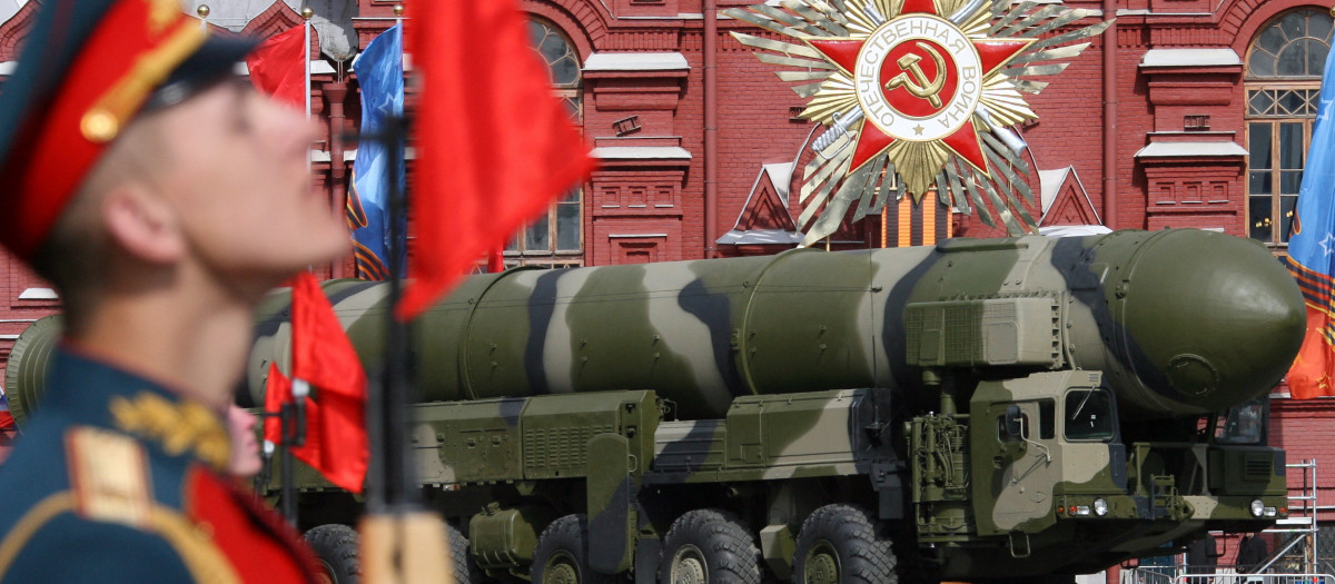 Misil balístico intercontinental Topol-M ruso cruza la Plaza Roja durante el Desfile del Día de la Victoria en Moscú