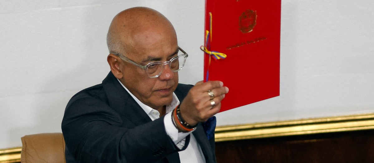 El presidente de la Asamblea Nacional, Jorge Rodríguez, muestra un proyecto de ley de amnistía propuesto por la presidenta interina de Venezuela, Delcy Rodríguez