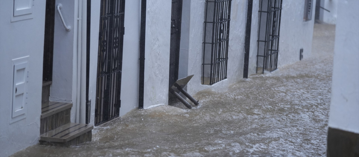 Calle convertida en río en la localidad gaditana de Grazalema tras el paso de la borrasca Leonardo