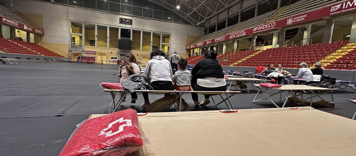 El Palacio de Deportes Vistalegre de Córdoba se ha habilitado para atender a las personas desalojadas por la crecida del río.