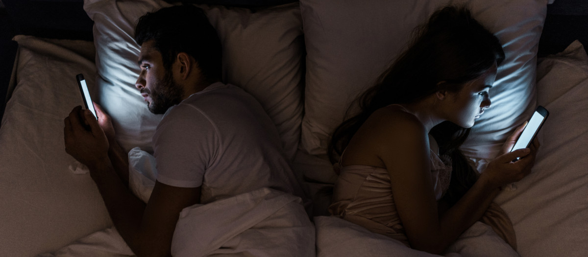 La pantalla del móvil es lo último que miran el 60% de las parejas