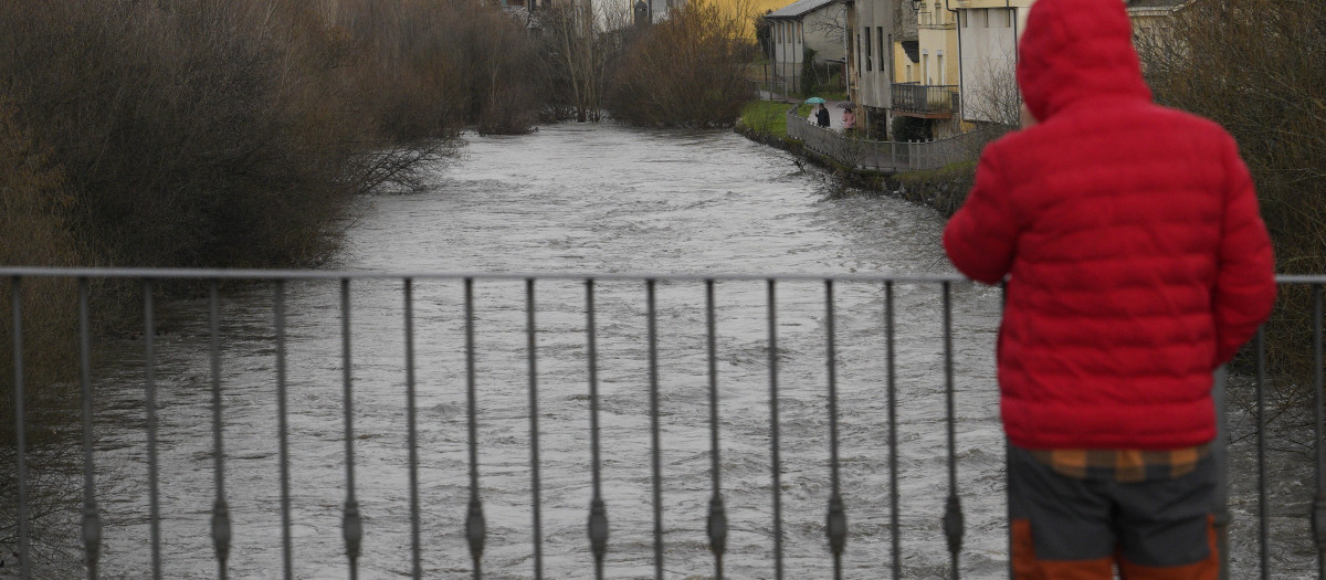 Aumento del caudal del río Cúa a su paso por Cacabelos (León), debido a las intensas lluvias de los últimos días