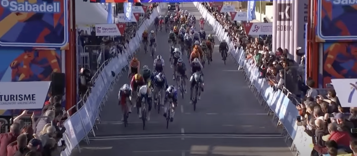 Imagen de la llegada a meta de la Vuelta ciclista a la Comunidad Valenciana 2026.