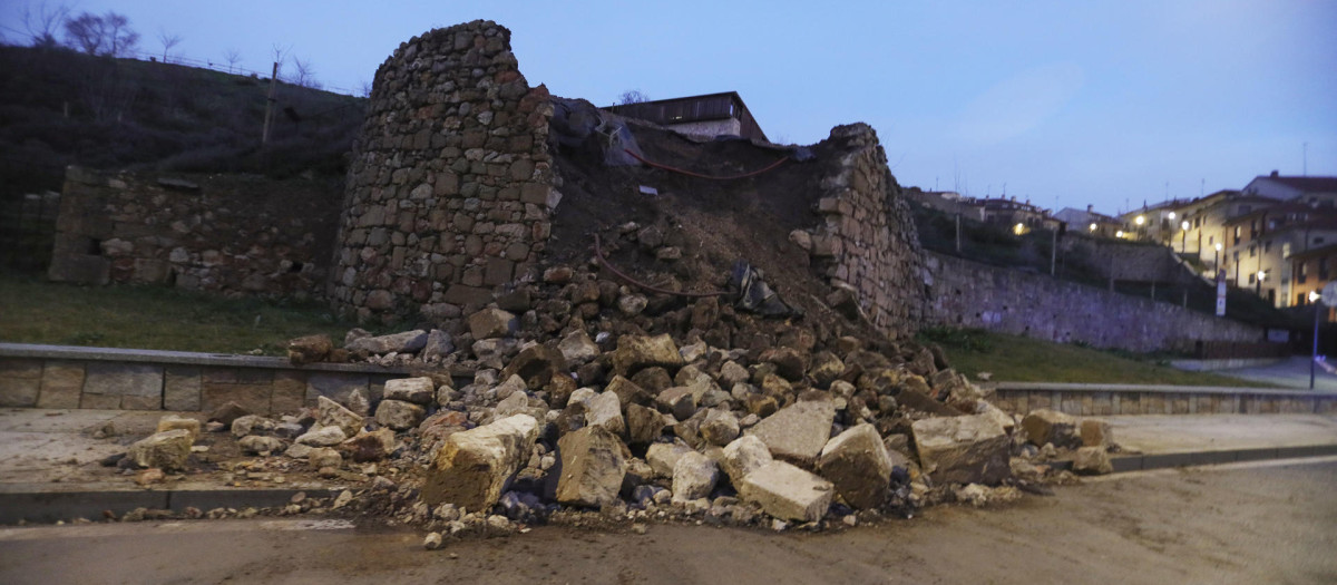 Vista del torreón del recinto amurallado del parque del cerro de San Vicente de la muralla de Salamanca, que se ha venido abajo a primera hora de la mañana de este viernes como consecuencia de las intensas lluvias registradas durante toda la jornada de ayer,el derrumbe se ha producido en la zona de la Vaguada de la Palma, a la altura de la rotonda de la Sagrada Familia, en dirección a la catedral, entre las 6.00 y las 6.10 horas. EFE/JM García