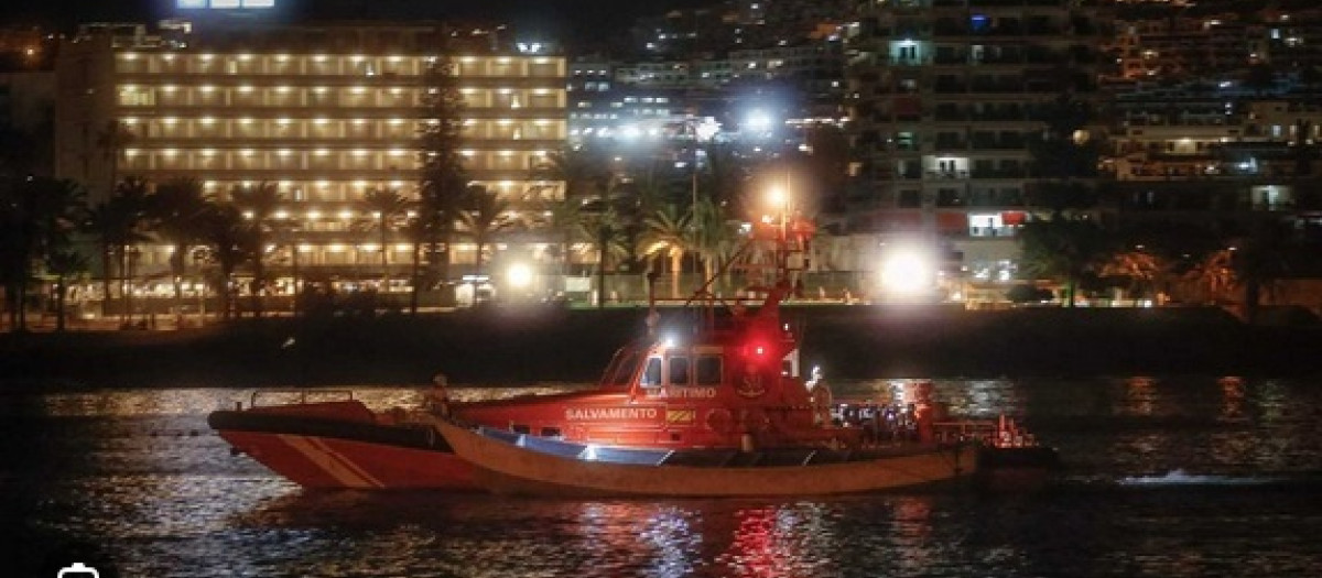 Salvamar Alpheratz de Salvamento Marítimo a la llegada a Los Cristianos, en Tenerife

REMITIDA / HANDOUT por SALVAMENTO MARÍTIMO
Fotografía remitida a medios de comunicación exclusivamente para ilustrar la noticia a la que hace referencia la imagen, y citando la procedencia de la imagen en la firma
06/2/2026