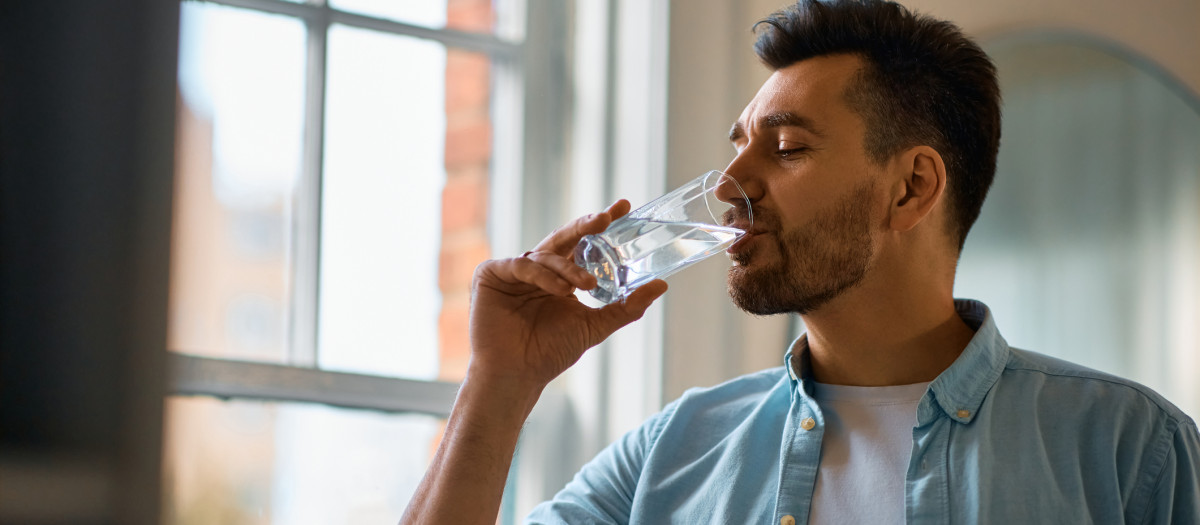 Los beneficios de beber agua tibia para la salud