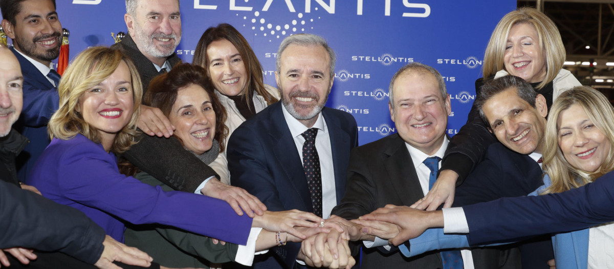 El ministro de Industria y Turismo, Jordi Hereu (4º dcha), acompañado del presidente del Gobierno de Aragón (c), Jorge Azcón, junto a otras autoridades, en enero de 2025 en una visita para conocer los detalles de la futura fábrica de baterías