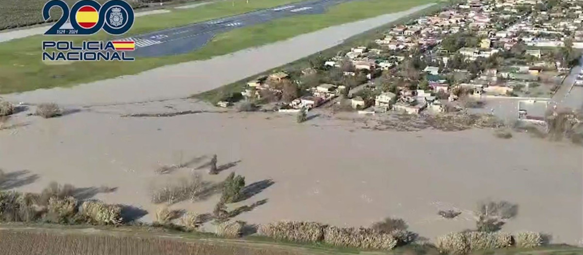 06/02/2026 Córdoba.- Temporal.- Cierra el Aeropuerto de Córdoba por seguridad ante la crecida del río.

El Aeropuerto de Córdoba permanecerá cerrado durante todo este viernes por motivos de seguridad, ante la crecida del río Guadalquivir que en la capital supera los 5,6 metros de altura, tras mantener una subida paulatina desde hace días, más acrecentada con el paso de la borrasca Leonardo en las últimas horas.

POLITICA ANDALUCÍA ESPAÑA EUROPA CÓRDOBA
POLICÍA NACIONAL
