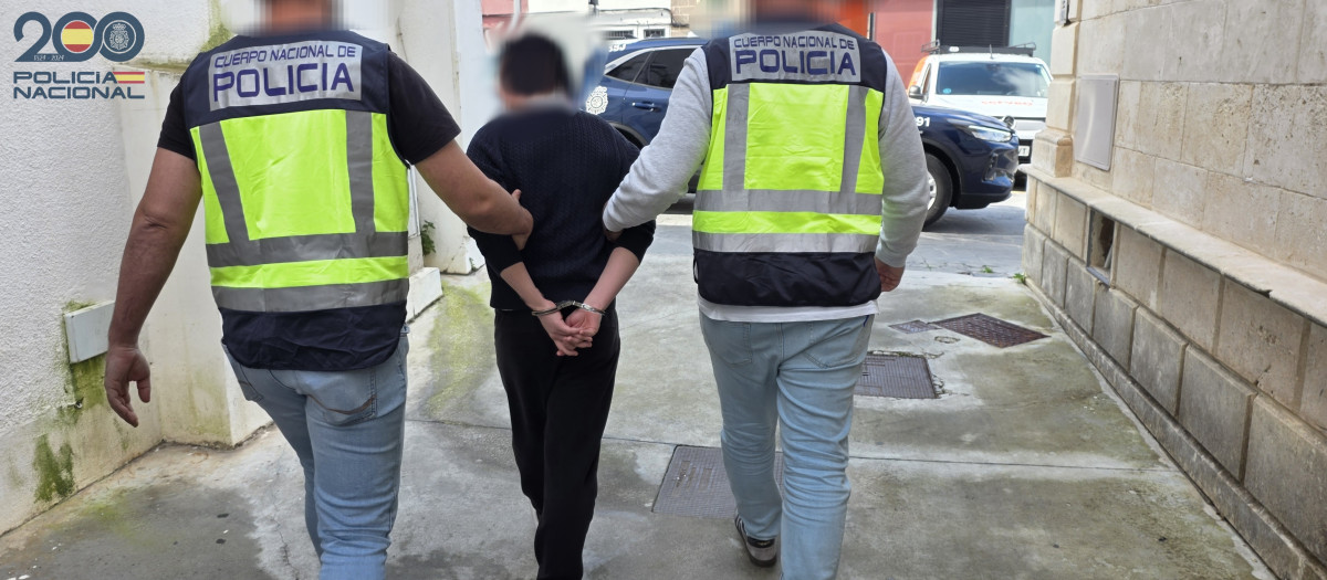 El detenido, mientras lo trasladan a Comisaría

REMITIDA / HANDOUT por POLICÍA NACIONAL
Fotografía remitida a medios de comunicación exclusivamente para ilustrar la noticia a la que hace referencia la imagen, y citando la procedencia de la imagen en la firma
06/2/2026