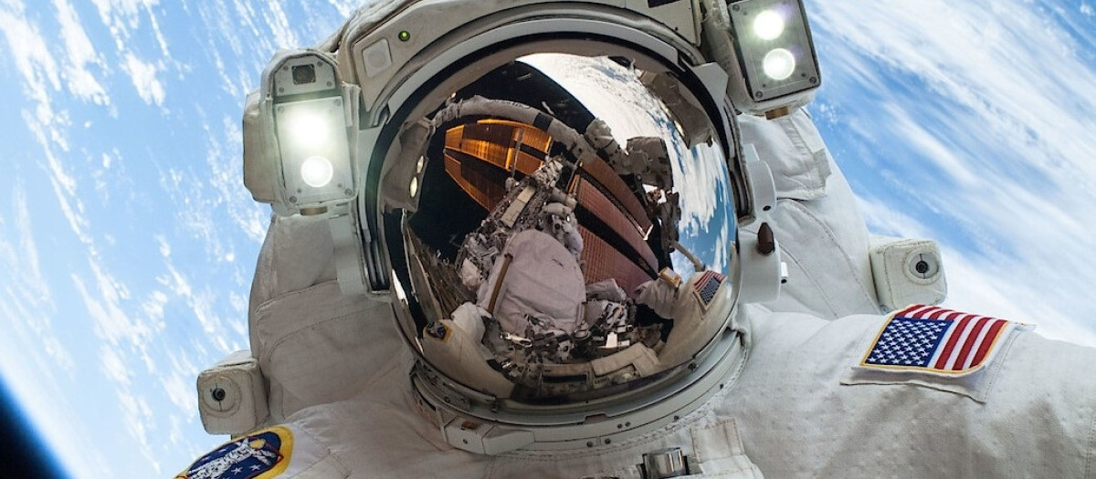 Astronauta de la NASA durante una caminata espacial