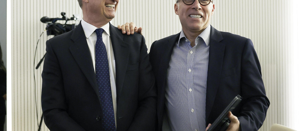 El consejero delegado del Banco Sabadell, César González-Bueno (d) junto al que será próximamente su sustituto, Marc Armengol