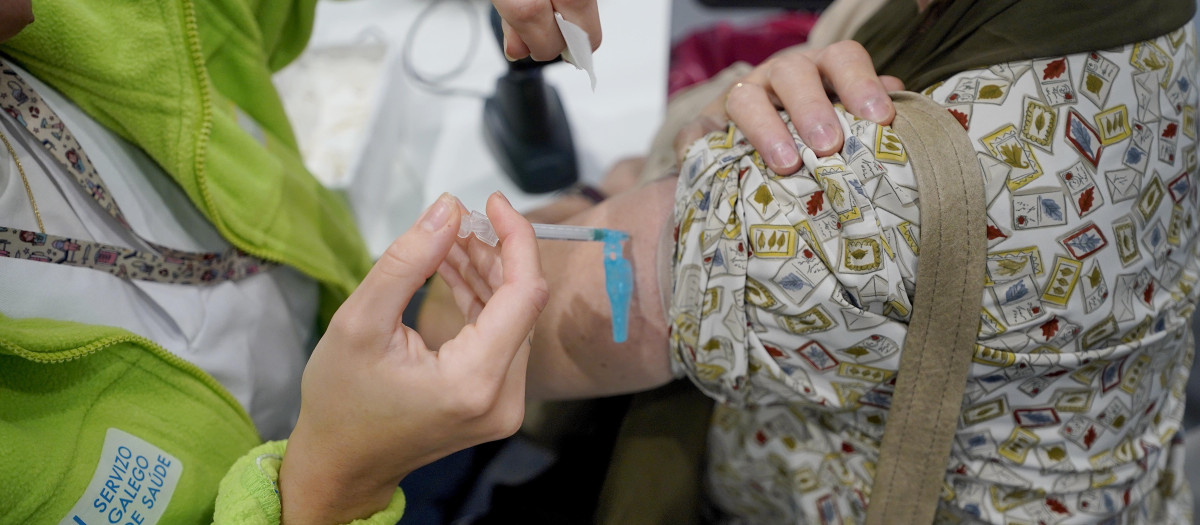 Galicia da por cerrada la ola de gripe tras dos semanas en niveles mínimos

Javier Vázquez / Europa Press
26 OCTUBRE 2023;INMUNIZACIÓN;VACUNACIÓN;CAMPAÑA;MAYORES;ANCIANOS
26/10/2023