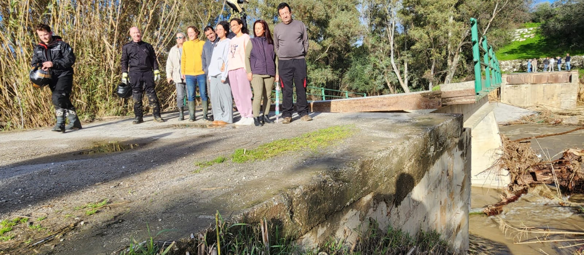 Vecinos de un diseminado de casas rurales en Guaro aislados
