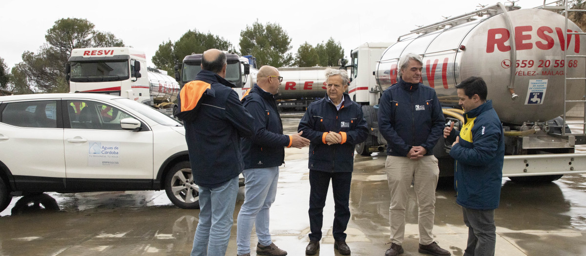 La Diputación activa un plan de emergencia con camiones cisterna para llevar agua a Rute e Iznájar tras declararse no apta para el consumo alimentario por el temporal